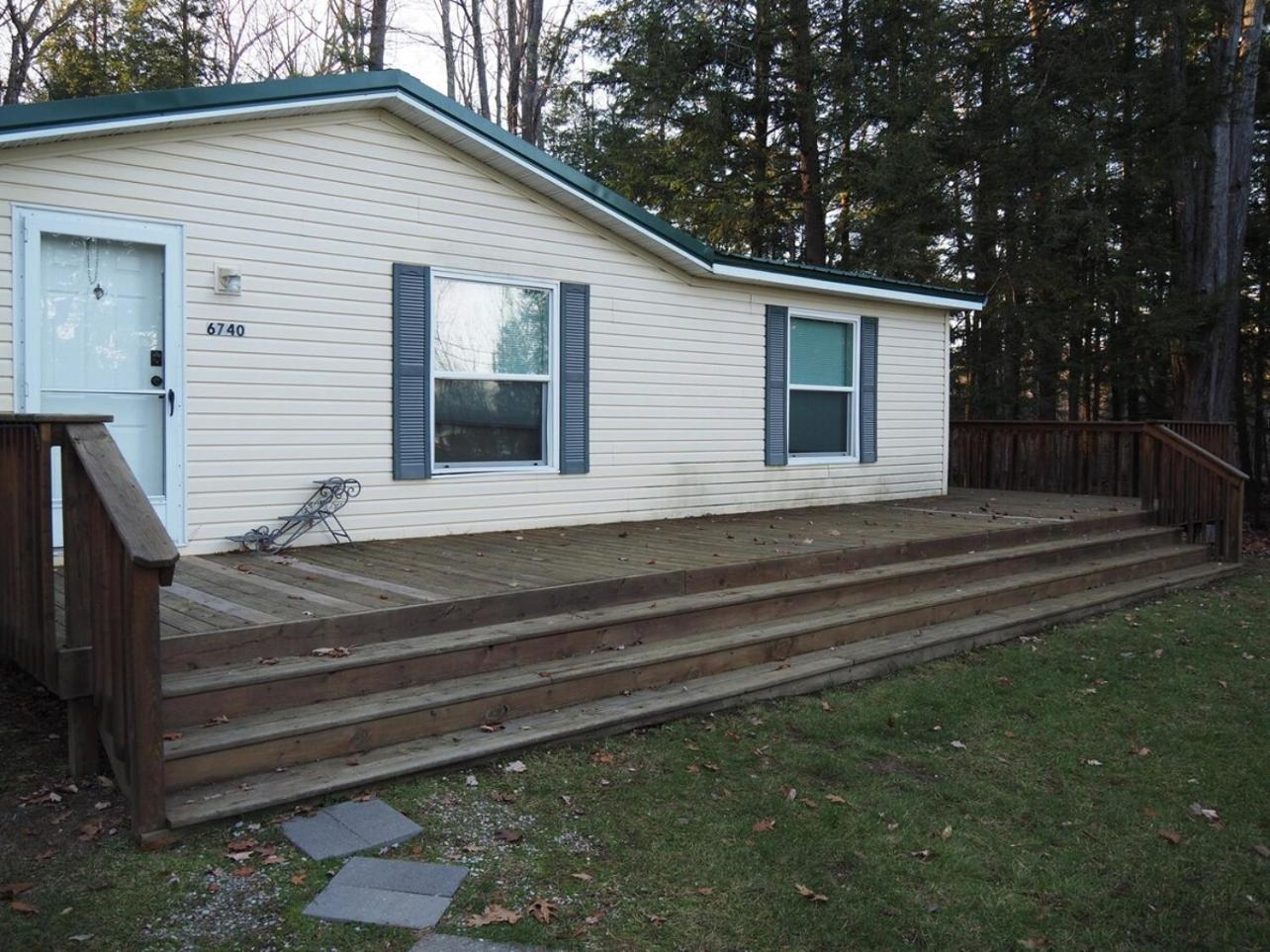 The Green Lake Getaway - Shared Lake Access! Interlochen エクステリア 写真